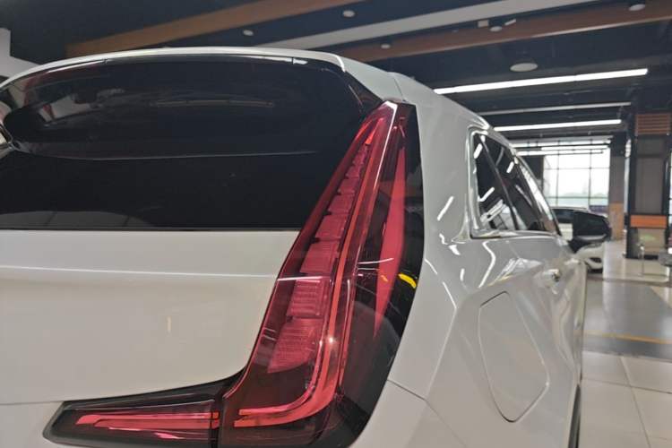 Used Cadillac XT4 2018 28T Two-Wheel Drive Tech Version Right Rear Taillight