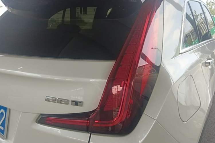 Used Cadillac XT4 2018 28T Two-Wheel-Drive Luxury Model Right Rear Taillight