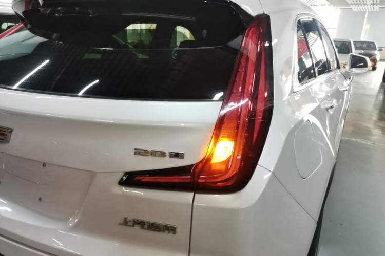 Used Cadillac XT4 2018 28T 4x4 Platinum Edition Right Rear Taillight