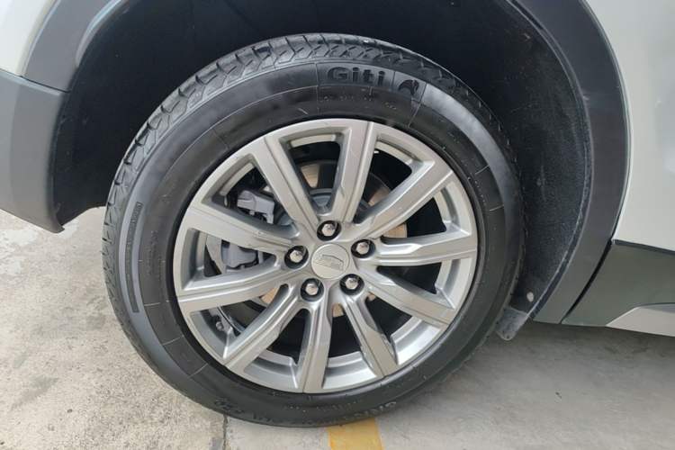 Used Cadillac XT4 2018 28T Two-Wheel-Drive Luxury Model Right Rear Wheel Hub