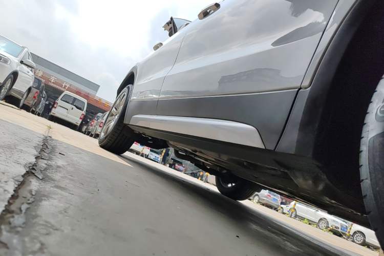 Used Cadillac XT4 2018 28T Two-Wheel-Drive Luxury Model Right Side Sill