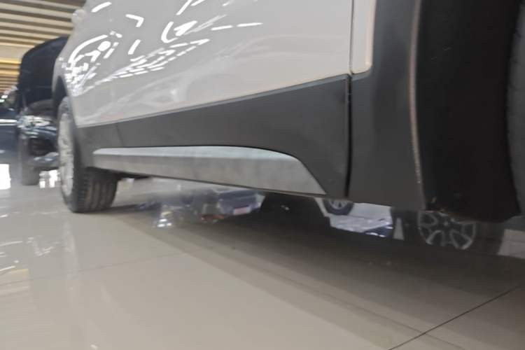 Used Cadillac XT4 2018 28T Two-Wheel Drive Leading Version Right Side Sill