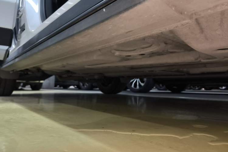 Used Cadillac XT4 2018 28T Two-Wheel-Drive Luxury Model Right Side Sill