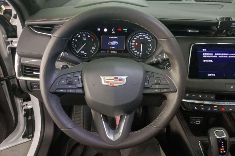 Used Cadillac XT4 2018 28T 4x4 Platinum Sport Edition Steering Wheel