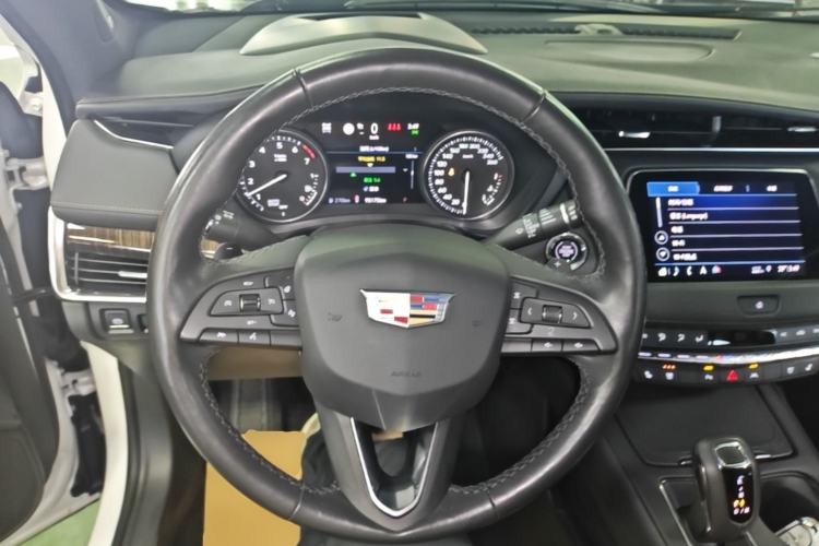Used Cadillac XT4 2018 28T 4x4 Platinum Edition Steering Wheel