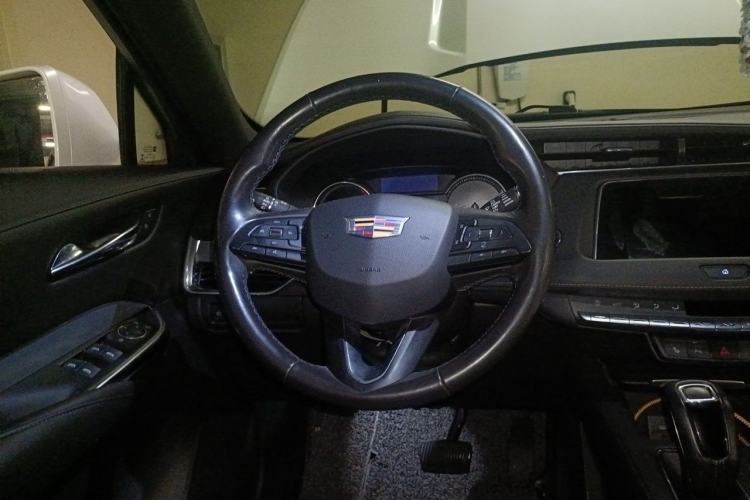 Used Cadillac XT4 2018 28T Two-Wheel-Drive Luxury Model Steering Wheel