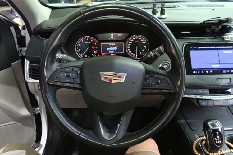 Used Cadillac XT4 2018 28T Two-Wheel-Drive Luxury Model Steering Wheel