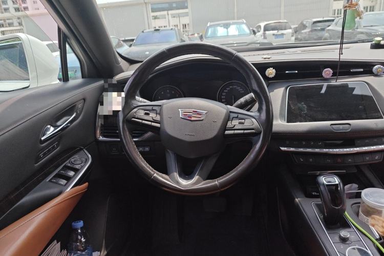 Used Cadillac XT4 2018 28T 4x4 Platinum Edition Steering Wheel