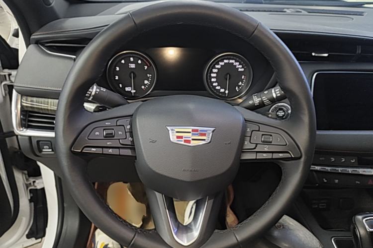 Used Cadillac XT4 2018 28T 4x4 Platinum Edition Steering Wheel