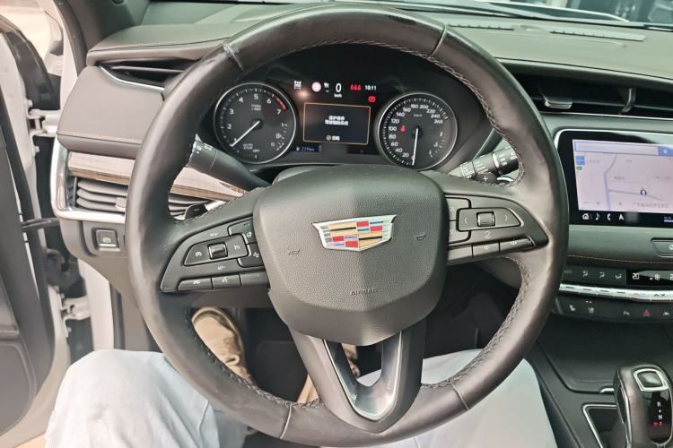 Used Cadillac XT4 2018 28T 4x4 Platinum Edition Steering Wheel