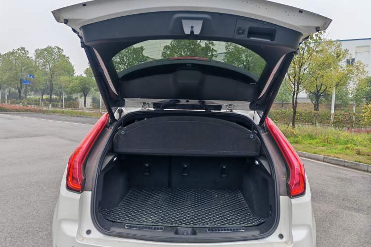 Used Cadillac XT4 2018 28T Two-Wheel Drive Leading Version Trunk
