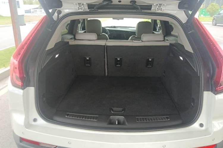 Used Cadillac XT4 2018 28T Two-Wheel-Drive Luxury Model Trunk