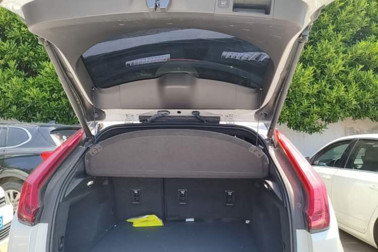 Used Cadillac XT4 2018 28T Two-Wheel Drive Leading Version Trunk