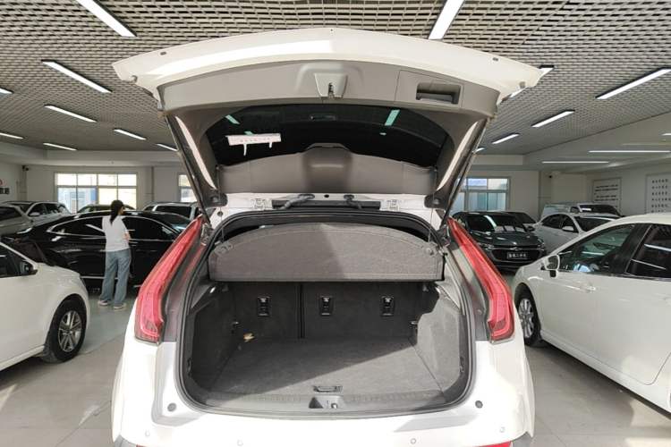 Used Cadillac XT4 2018 28T Two-Wheel Drive Tech Version Trunk