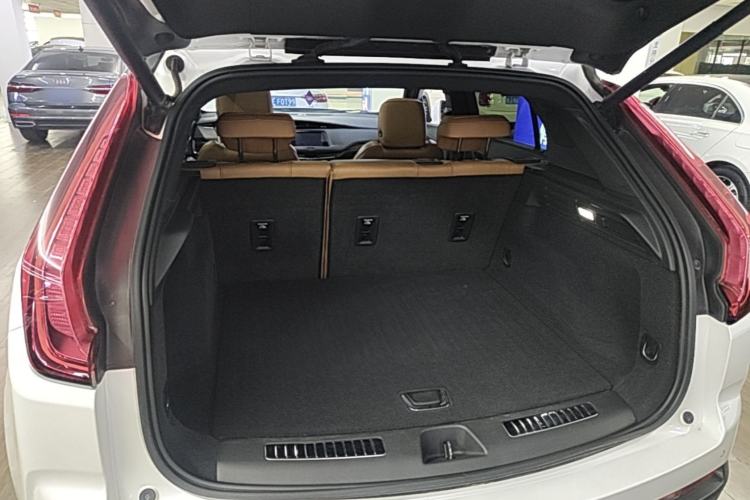 Used Cadillac XT4 2018 28T 4x4 Platinum Edition Trunk