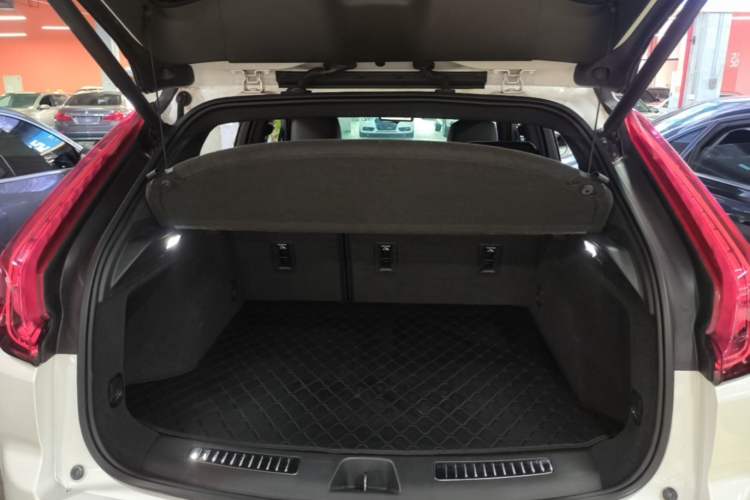 Used Cadillac XT4 2018 28T Two-Wheel-Drive Luxury Model Trunk