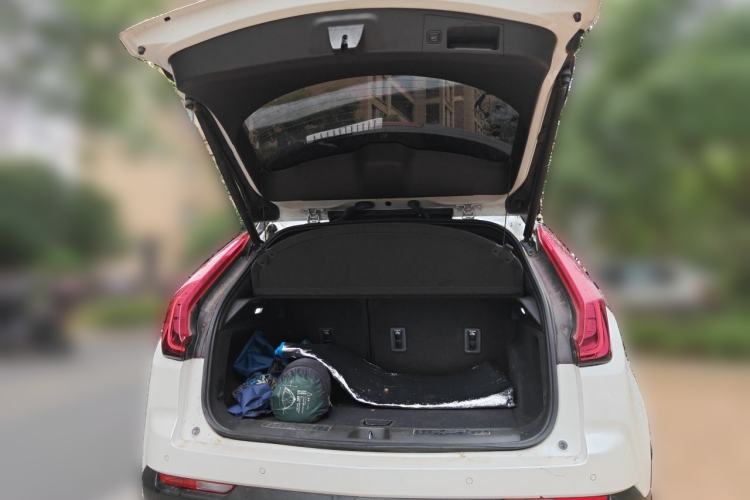 Used Cadillac XT4 2018 28T Two-Wheel-Drive Luxury Model Trunk