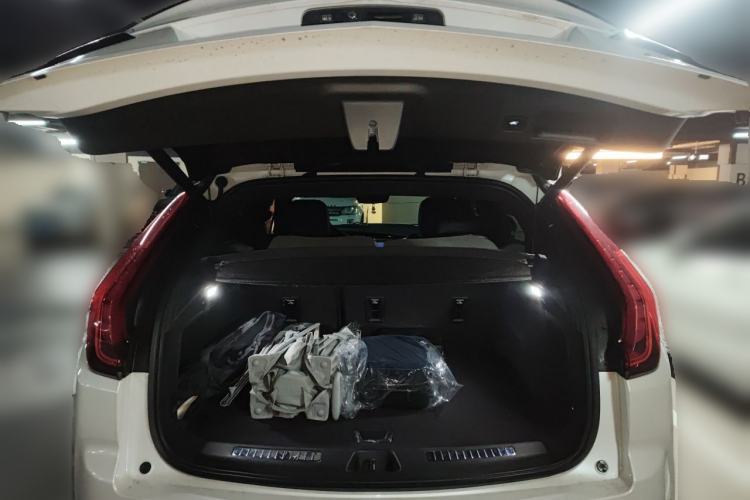 Used Cadillac XT4 2018 28T Two-Wheel Drive Leading Version Trunk