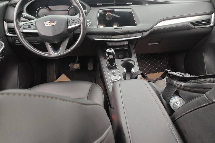 Used Cadillac XT4 2018 28T Two-Wheel-Drive Luxury Model Center Console