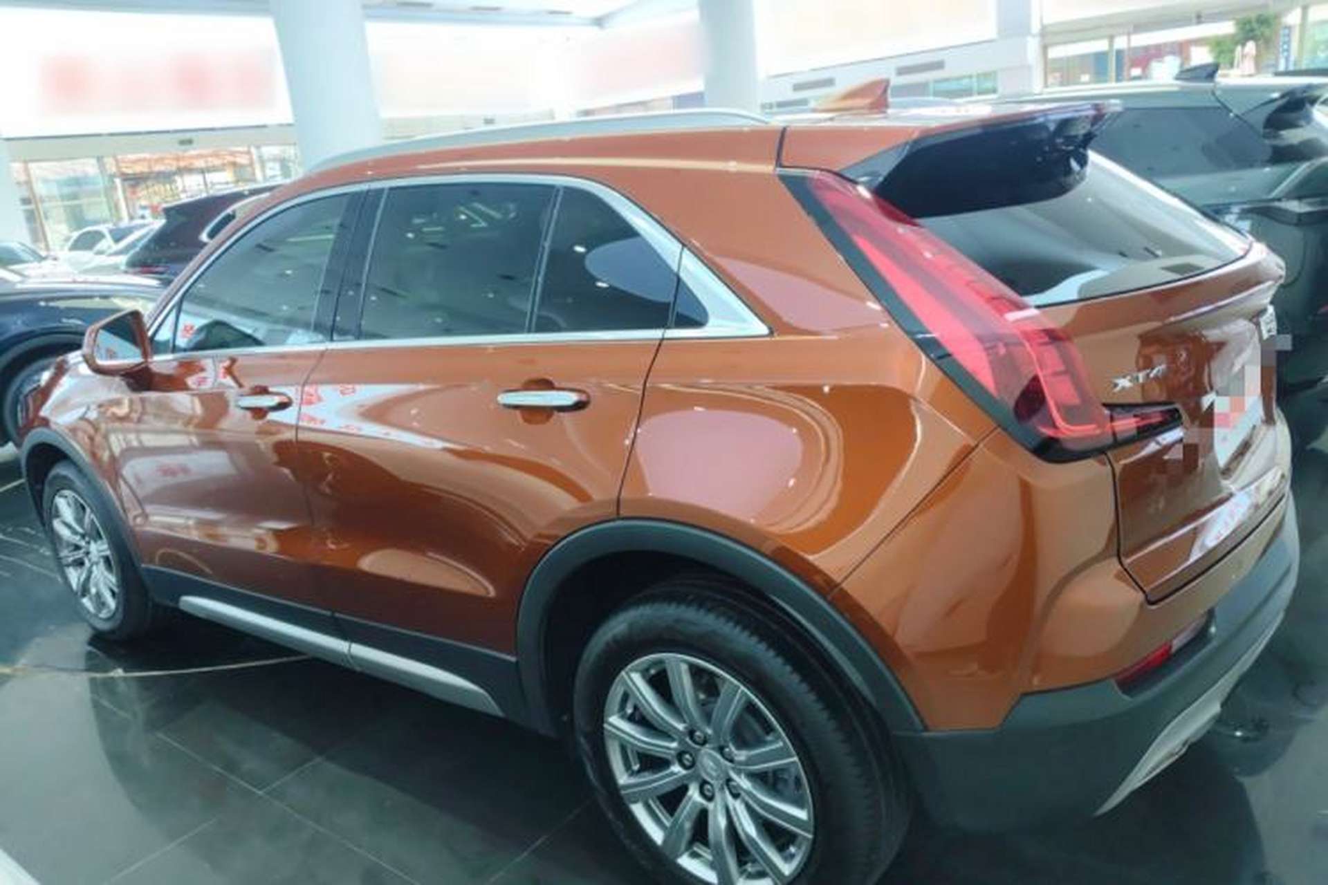 Used Cadillac XT4 2018 28T Two-Wheel-Drive Luxury Model Left Side
