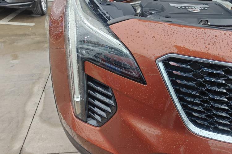 Used Cadillac XT4 2018 28T Two-Wheel-Drive Luxury Model Right Front Headlight
