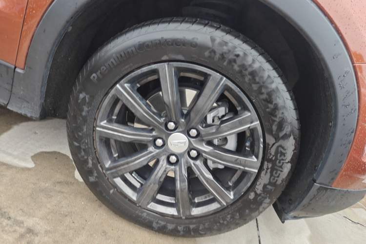 Used Cadillac XT4 2018 28T Two-Wheel-Drive Luxury Model Right Front Wheel Hub