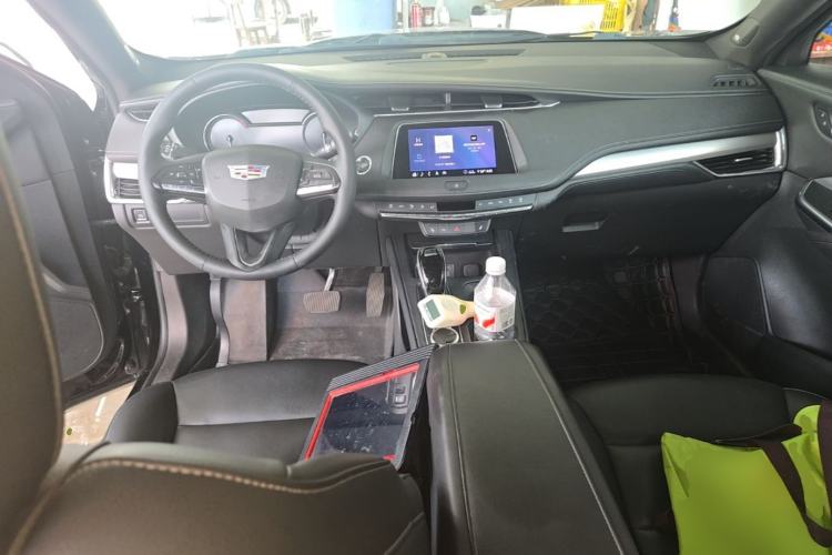 Used Cadillac XT4 2020 28T Two-Wheel-Drive Leading Version Center Console