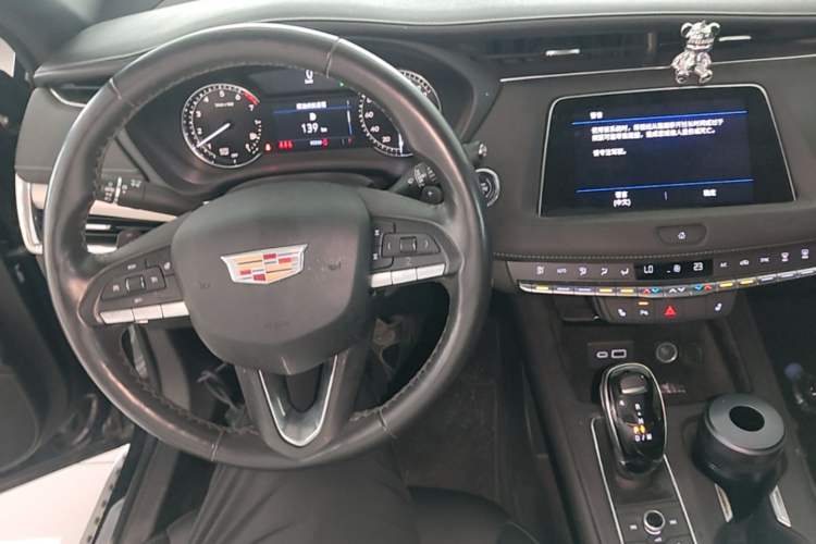 Used Cadillac XT4 2020 Revised Version 28T Two-Wheel Drive Luxury Edition Center Console