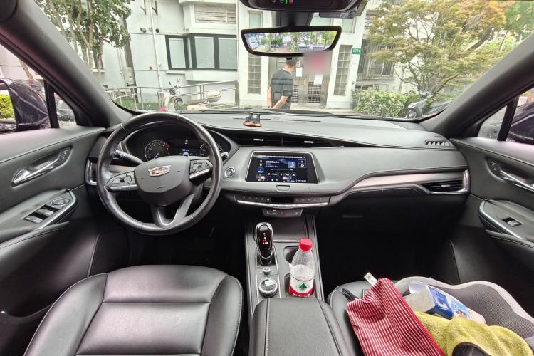 Used Cadillac XT4 2020 Revised Version 28T Two-Wheel Drive Luxury Edition Center Console