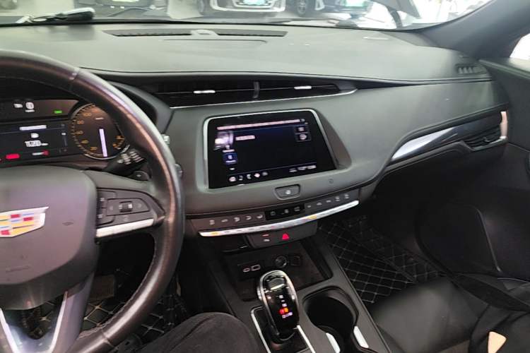 Used Cadillac XT4 2020 Revised Version 28T Two-Wheel Drive Tech Edition Center Console