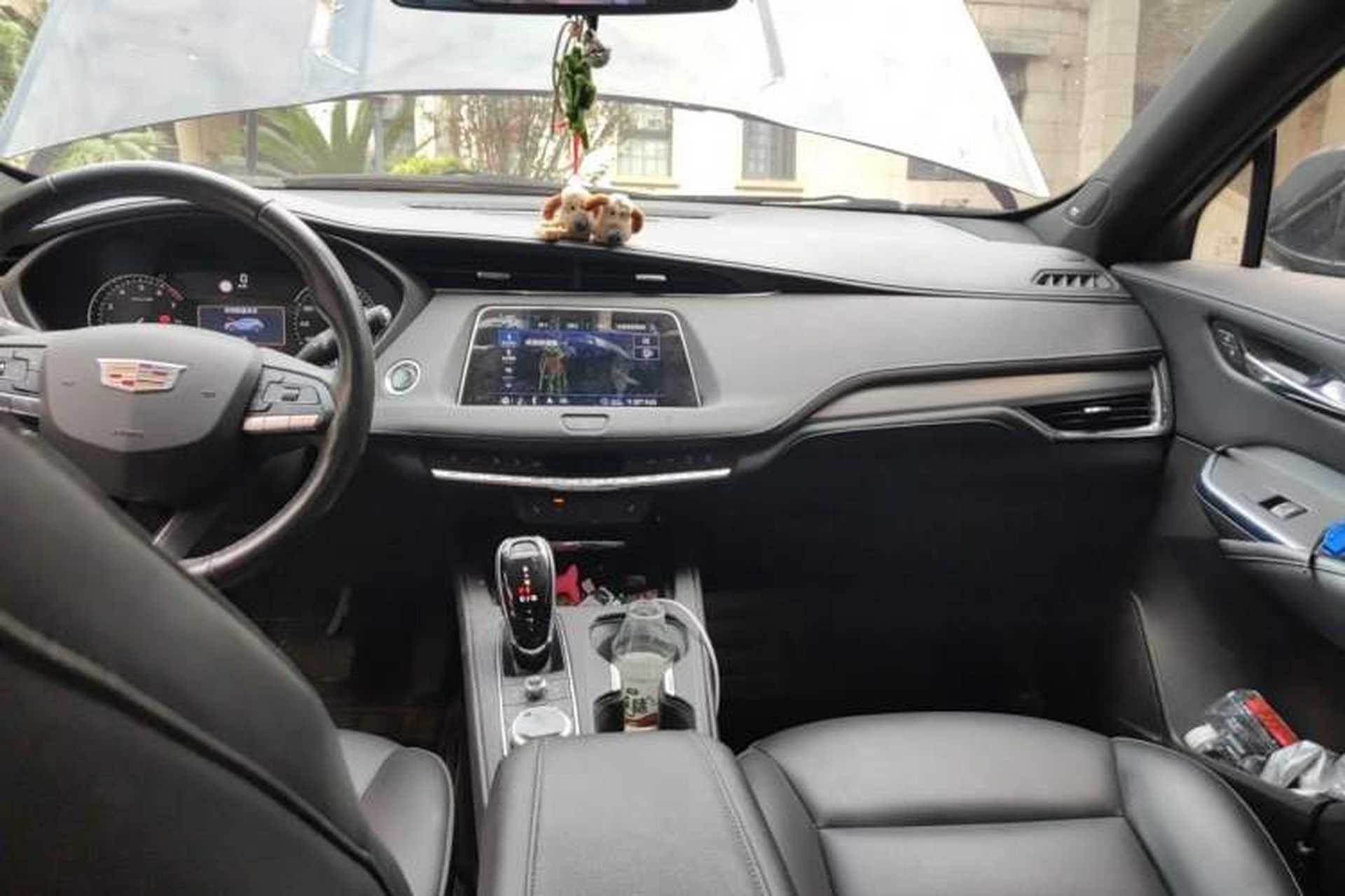 Used Cadillac XT4 2020 Revised Version 28T Two-Wheel Drive Leading Edition Center Console