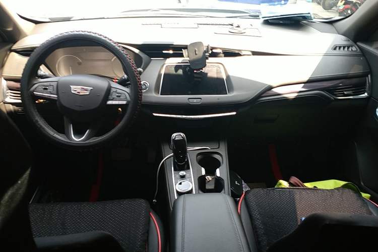 Used Cadillac XT4 2020 Revised Version 28T Two-Wheel Drive Tech Edition Center Console