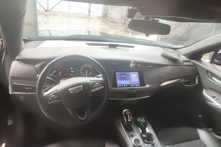 Used Cadillac XT4 2020 Revised Version 28T Two-Wheel Drive Tech Edition Center Console