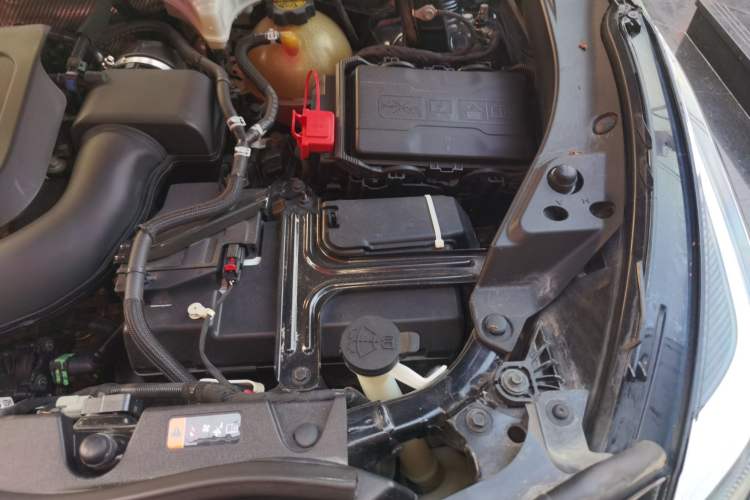 Used Cadillac XT4 2020 Revised Version 28T All-Wheel Drive Platinum Sport Edition Engine Bay Left