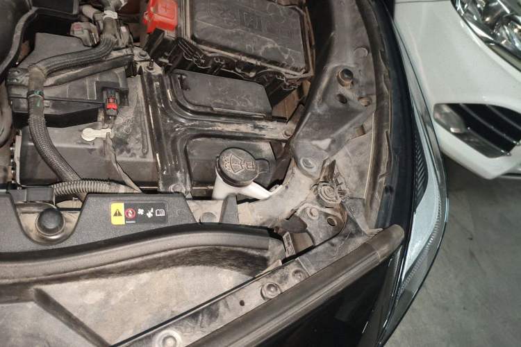 Used Cadillac XT4 2020 28T Two-Wheel-Drive Leading Version Engine Bay Left