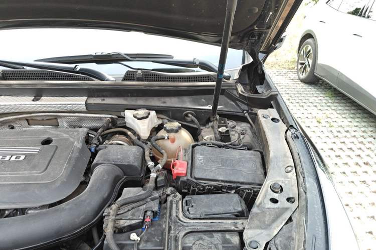Used Cadillac XT4 2020 28T Two-Wheel-Drive Leading Version Engine Bay Left