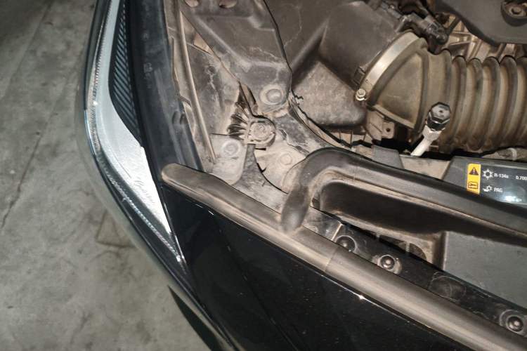 Used Cadillac XT4 2020 28T Two-Wheel-Drive Leading Version Engine Bay Right