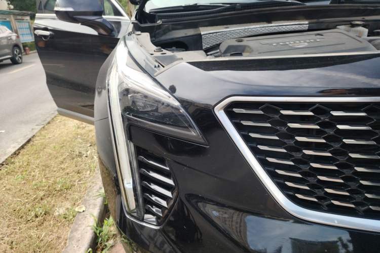 Used Cadillac XT4 2020 28T Two-Wheel-Drive Leading Version Right Front Headlight