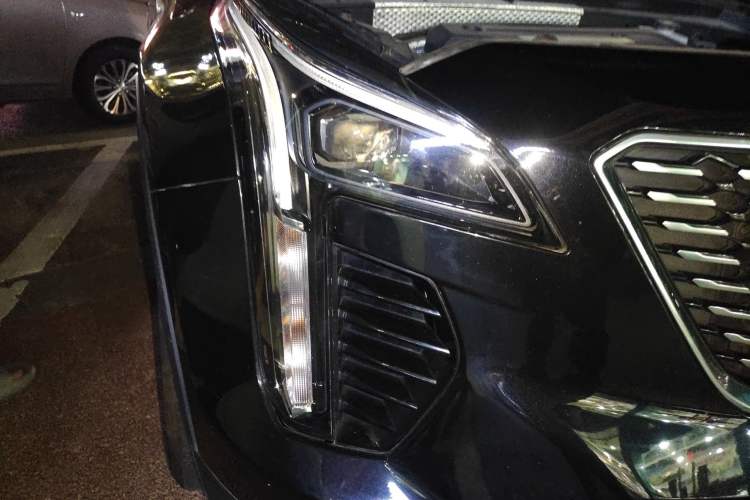 Used Cadillac XT4 2020 Revised Version 28T Two-Wheel Drive Tech Edition Right Front Headlight