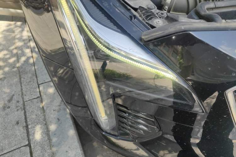 Used Cadillac XT4 2020 28T Two-Wheel-Drive Leading Version Right Front Headlight