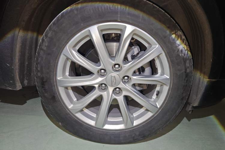 Used Cadillac XT4 2020 Revised Version 28T Two-Wheel Drive Tech Edition Right Front Wheel Hub