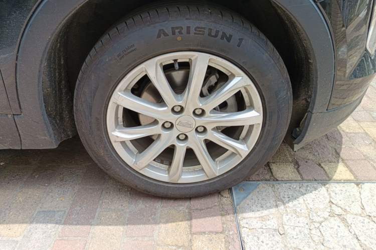 Used Cadillac XT4 2020 Revised Version 28T Two-Wheel Drive Tech Edition Right Front Wheel Hub
