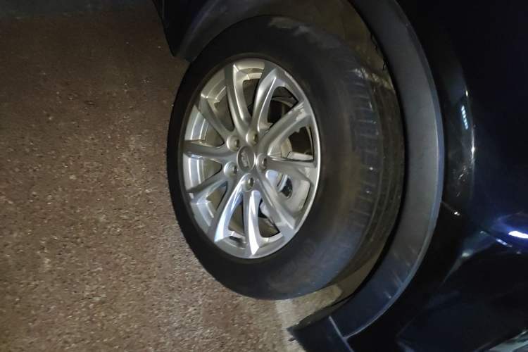 Used Cadillac XT4 2020 Revised Version 28T Two-Wheel Drive Tech Edition Right Front Wheel Hub