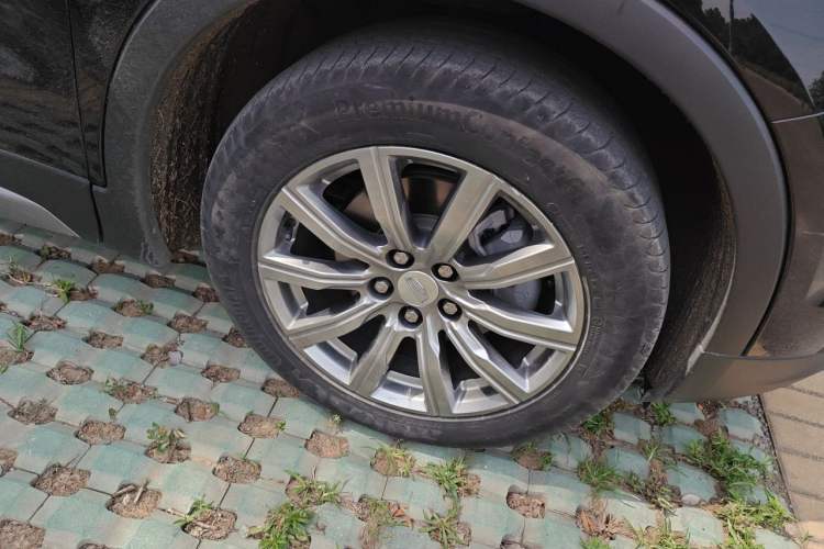 Used Cadillac XT4 2020 28T Two-Wheel-Drive Leading Version Right Front Wheel Hub