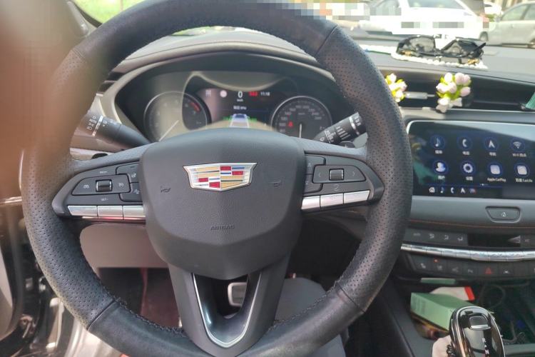 Used Cadillac XT4 2020 28T 4x4 Platinum Sport Edition Steering Wheel
