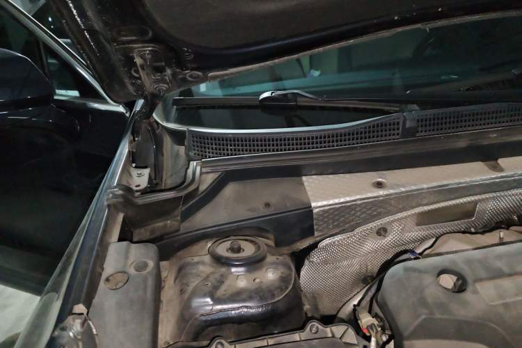Used Cadillac XT4 2020 28T Two-Wheel-Drive Leading Version Engine Bay Right