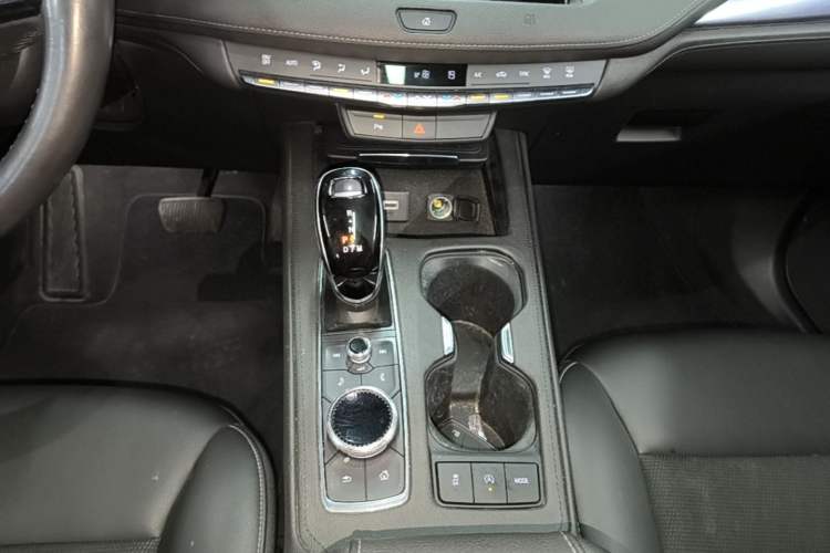 Used Cadillac XT4 2020 Revised Version 28T Two-Wheel Drive Tech Edition Gear Lever