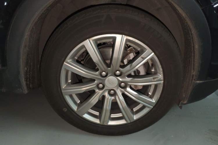 Used Cadillac XT4 2020 28T Two-Wheel-Drive Leading Version Right Front Wheel Hub