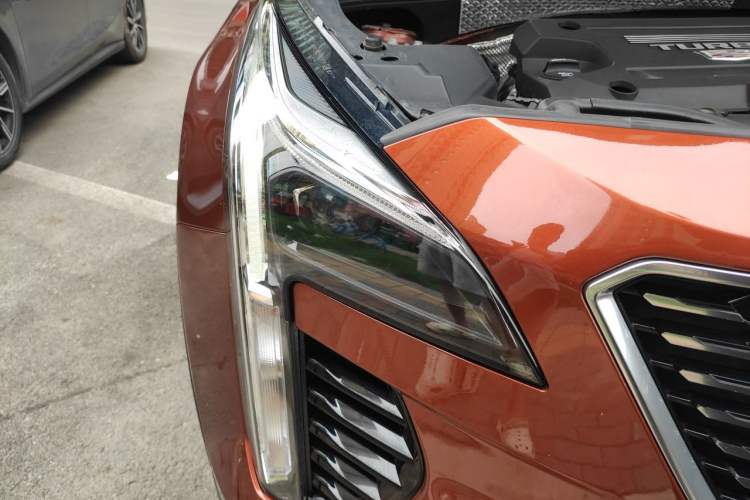 Used Cadillac XT4 2020 Revised Version 28T Two-Wheel Drive Tech Edition Right Front Headlight