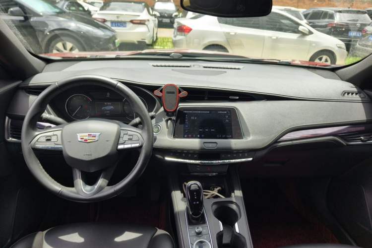 Used Cadillac XT4 2020 Revised Version 28T Two-Wheel Drive Tech Edition Center Console